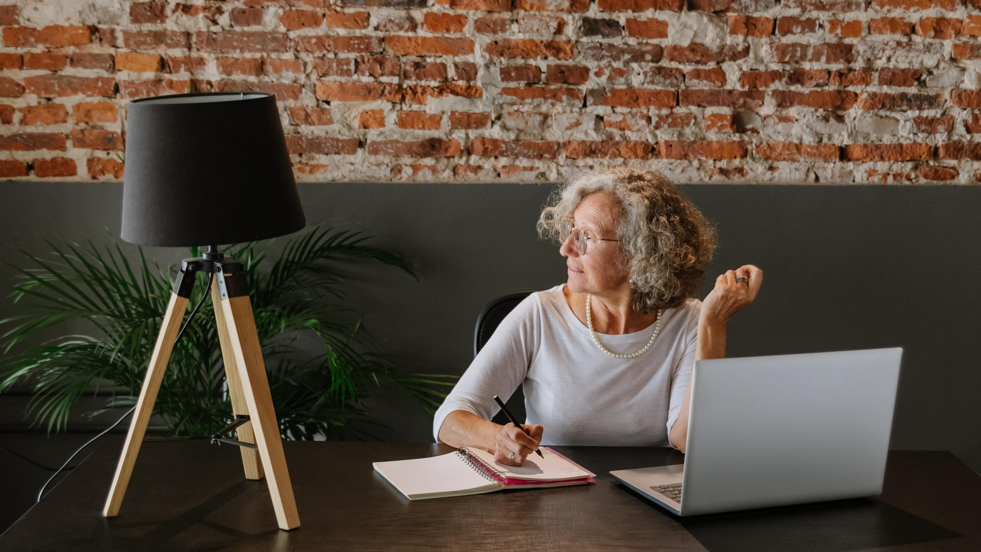 Canva Woman at Work liggend Canva Woman at Work liggend